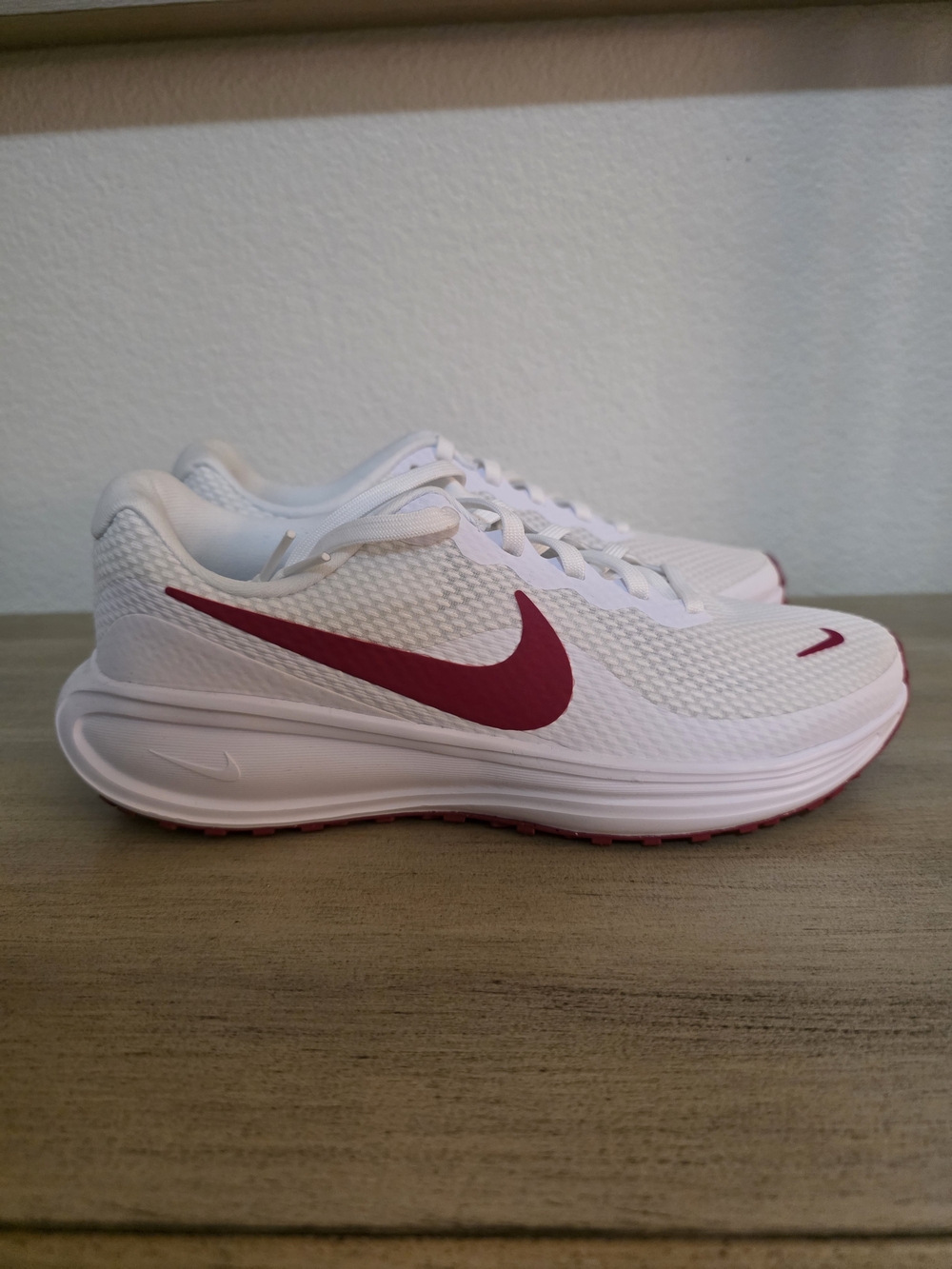 Nike Women’s White Running Shoes with Pink Swoosh Size 6